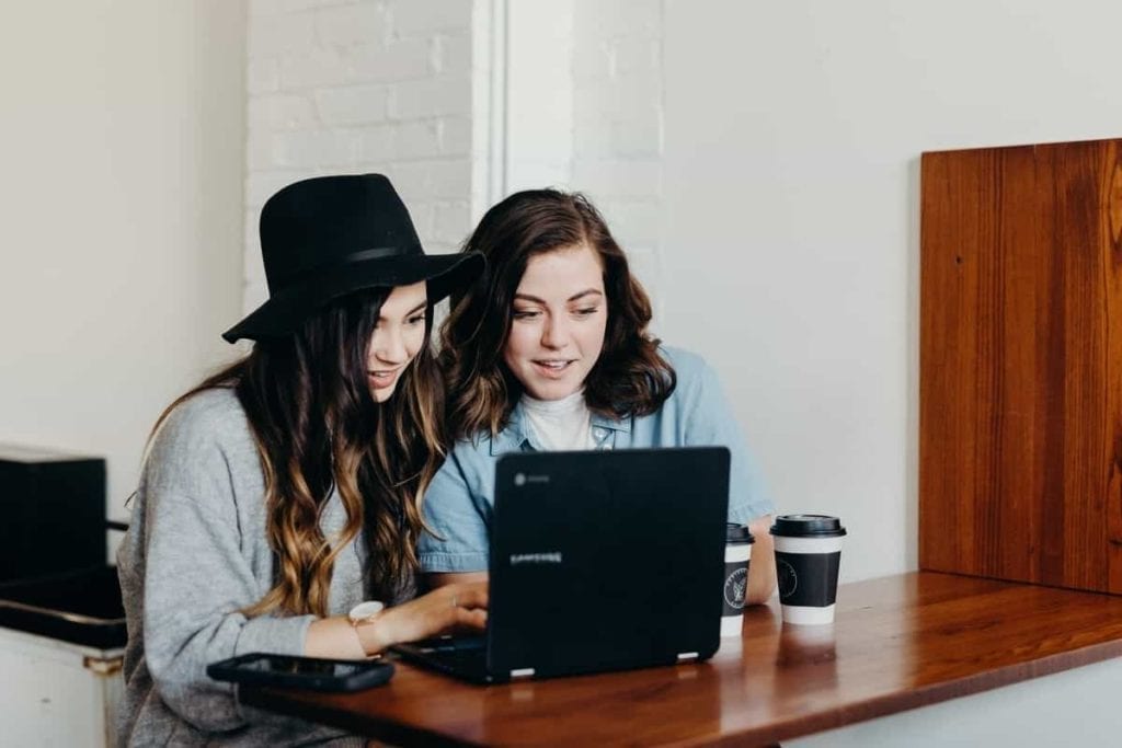 bloggers blogging girls desktop